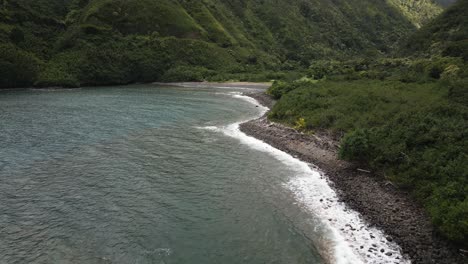 Vuelo-Aéreo-Sobre-La-Costa-Rocosa-Hacia-La-Playa-Remota-En-Maui-Fuera-Del-Punto-De-Kalaloa