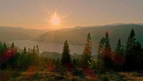 Schwenken-Sie-Den-Farbenprächtigen-Sonnenuntergang-über-Den-Fjorden-Von-Norwegen-Während-Der-Abendzeit