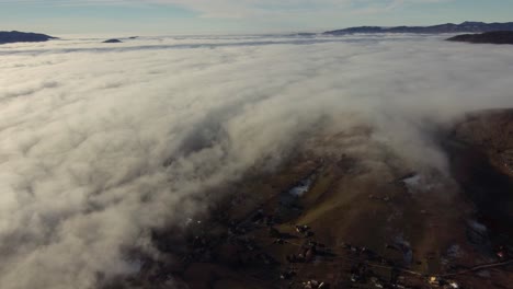 Niebla-Sobre-Las-Colinas-Del-Pueblo-De-Montaña-De-Sirnea-En-Rumania