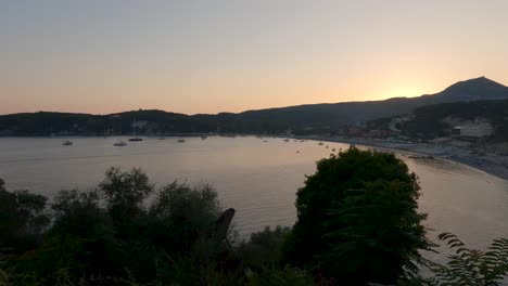 Idyllischer-Sonnenuntergang-über-Der-Bucht-Und-Den-Stränden-Der-Küstenstadt-Parga,-Griechenland
