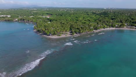 Vista-Aérea-De-La-Hermosa-Playa-Idílica-Playa-Palenque-En-El-Mar-Caribe-En-San-Cristobal,-República-Dominicana