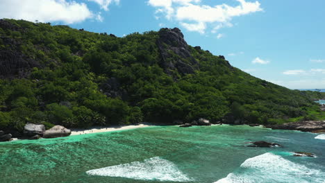Drohne-Fliegt-über-Einen-Wunderschönen-Strand-Auf-Der-Insel-La-Digue-Auf-Den-Seychellen,-Afrika