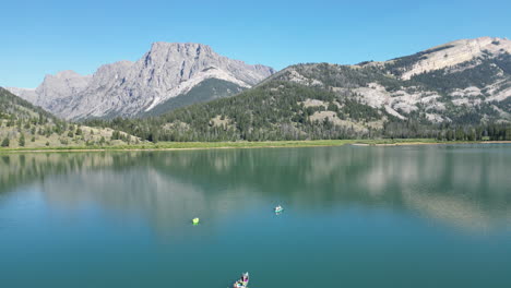 Aerial-Drone-View-Of-Tourists-Kayaking-On-Serene-Green-River-Lakes-In-Wyoming
