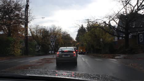 Fahren-Sie-Im-Herbst-Auf-Einer-Regnerischen-Straße
