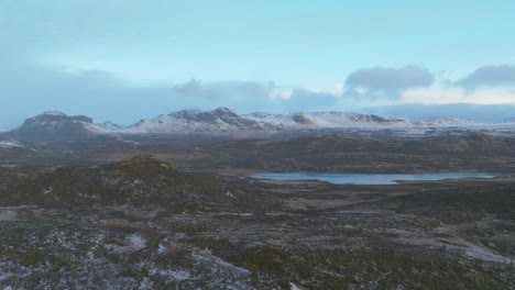 Montaña-En-Noruega-Con-Cimas-De-Montañas-Cubiertas-De-Nieve-En-El-Fondo