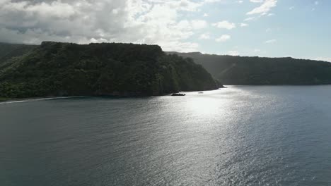 Cerrando-En-Una-Toma-De-Dron-De-4k-De-La-Línea-Costera-De-Las-Islas-Maui