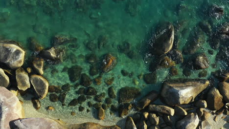 Wasser,-Das-über-Die-Felsen-Auf-Fitzroy-Island-In-Cairns,-Australien,-Ans-Ufer-Fließt
