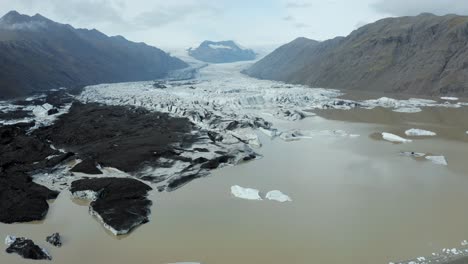 Luftaufnahme-An-Einem-Der-Vatnajökull-Auslassgletscher---Gletschersee-Mit-Treibeis
