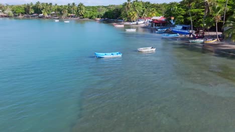 Boote,-Die-Auf-Dem-Kristallklaren-Türkisfarbenen-Wasser-Der-Karibik-An-Der-Playa-Palenque-In-San-Cristobal,-Dominikanische-Republik,-Schwimmen