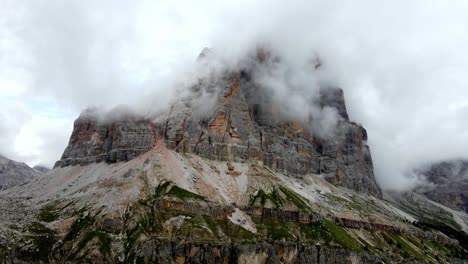 Vistas-Aéreas-De-Los-Picos-Dolomitas-Italianos-En-Un-Día-Nublado-Y-Nublado