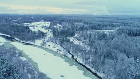 Luftbild-Auf-Fluss-Und-Wald-Zur-Winterzeit