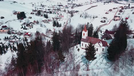 La-Iglesia-En-Una-Colina-En-El-Pueblo-De-Montaña-De-Sirnea-En-Rumania