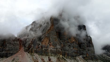 Luftaufnahmen-Der-Italienischen-Dolomitengipfel-An-Einem-Nebligen-Und-Bewölkten-Tag