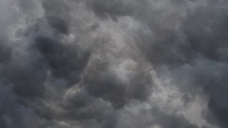 Schwerer-Gewittersturm-Und-Graue-Dunkle-Wolken