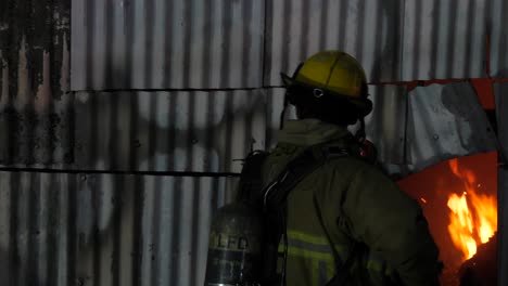 Lafd-Feuerwehrleute-Enthalten-Massive-Flammen