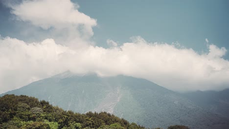 Flauschige-Wolkenlandschaft-Rollt-über-Dem-Vulkan-Fuego-In-Guatemala,-Zeitraffer