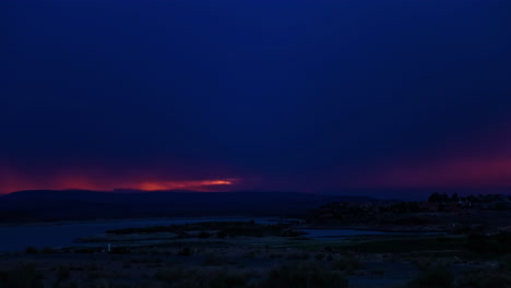 Zeitrafferaufnahme-Von-Dunklen-Wolken,-Die-Den-Orangefarbenen-Himmel-Nach-Sonnenuntergang-Auf-See-Bedecken