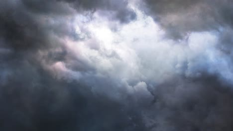 Unas-Nubes-Dramáticas-Y-Una-Tormenta-Eléctrica