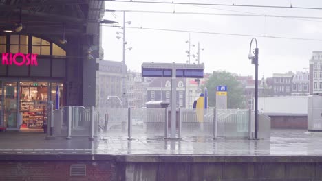 Amsterdamer-Bahnhof-Im-Regen-2
