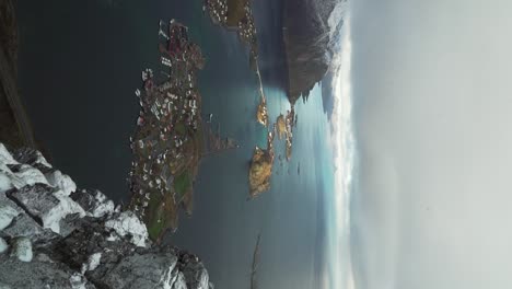 Tiro-Vertical-De-Vista-Sobre-Reine,-Islas-Lofoten,-Noruega