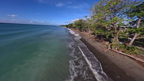 Aerial-Racing-Drohne-Fpv-über-Palenque-Beach,-San-Cristobal-In-Der-Dominikanischen-Republik