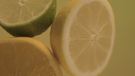 Saftige-Zitronenlimetten--Und-Orangenhälften,-Zitrusfrüchte,-Die-Sich-In-Zeitlupe-Drehen