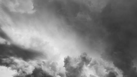 Dicke-Cumulonimbuswolken-Und-Blitzschlag