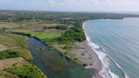 Desembocadura-Del-Río-Nizao-Cerca-De-La-Playa-De-Patos-En-San-Cristobal,-República-Dominicana