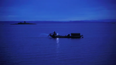 Barco-De-Pesca-En-Un-Mar-En-Calma-A-Principios-Del-Amanecer-Azul