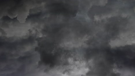 4k-Ansicht-Dunkle-Gewitterwolken-Und-Auffällige-Blitze