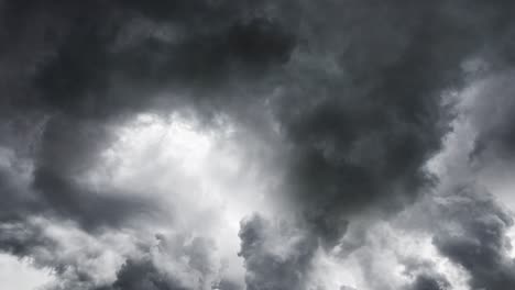 Nubes-De-Colonimus-Y-Tormenta-En-El-Cielo-Oscuro