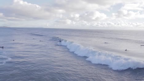 Surfer-Wetteifern-Darum,-Eine-Welle-Zu-Erwischen,-Während-Sie-Versuchen,-Nicht-Zusammenzustoßen