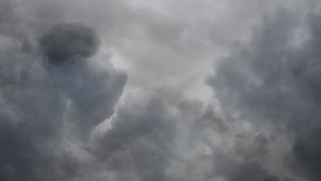 Nubes-Oscuras-De-4k-Y-Fuerte-Tormenta-Eléctrica