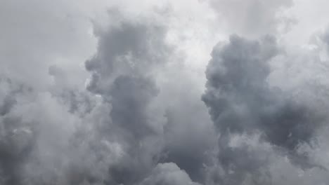Blitz-In-Einem-Gewitter-Und-Dunklen-Wolken