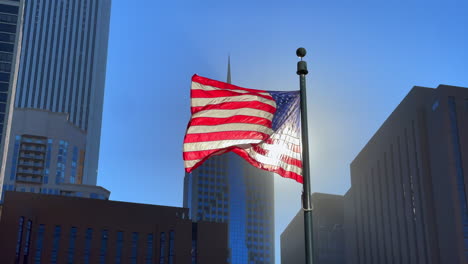 Flagge-Der-Vereinigten-Staaten,-Die-Hoch-Nach-Links-Vor-Der-Skyline-Von-Chicago-Weht,-Zeitlupe-30fps-4k