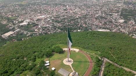 Mexikanische-Flagge-über-Der-Stadt-Iguala-Im-Bundesstaat-Guerrero