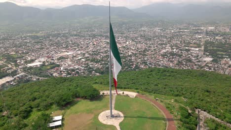 Riesige-Mexikanische-Nationalflagge-In-Iguala,-Guerrero,-Mexiko