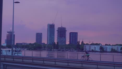 Radfahrer,-Die-Nach-Hause-Radeln,-Blaue-Stunde-In-Amsterdam-4k-videomaterial