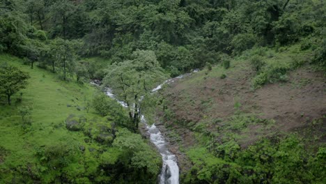 Schöner-Wasserfall-In-Den-Wäldern-Indiens-Während-Der-Monsunzeit