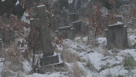 Schiefes-Durcheinander-Von-Schneebedeckten-Grabsteinen,-Tief-Im-Winter-Auf-Einem-überwucherten,-Verwahrlosten-Friedhof