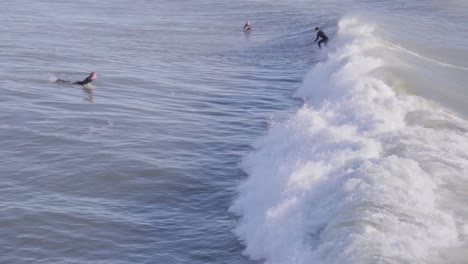 Zwei-Surfer-Versuchen,-Eine-Welle-Zu-Erwischen,-Der-Erste-Ist-Erfolglos,-Während-Der-Zweite-Mehr-Glück-Hat
