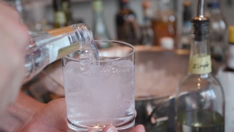 Barkeeper-Gießt-Ein-Getränk-In-Glas
