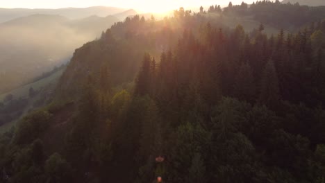 Nebel-Bei-Sonnenuntergang-über-Den-Hügeln-Des-Dorfes-Dambovicioara-In-Rumänien