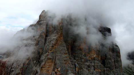 Luftaufnahmen-Der-Italienischen-Dolomitengipfel-An-Einem-Nebligen-Und-Bewölkten-Tag