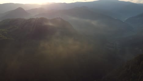 Niebla-Al-Atardecer-Sobre-Las-Colinas-Del-Pueblo-De-Dambovicioara-En-Rumania