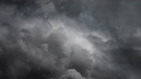 Nubes-Cumulonimbus-Oscuras-E-Iluminación-En-El-Cielo-Oscuro