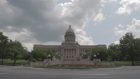 Timelapse-of-the-Kentucky-State-Capitol-in-Frankfort