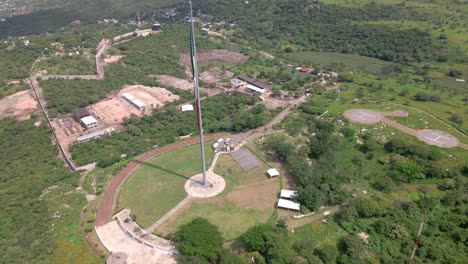 Langsame-Luftaufnahme-Der-Wehenden-Mexikanischen-Unabhängigkeitserklärungsflagge-über-Iguala