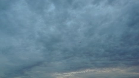 Flugzeug-Fliegt-Durch-Stürmischen-Himmel