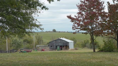 Lone-barn-in-a-field